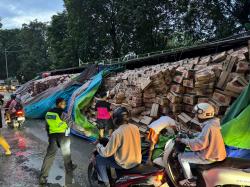 Terguling di Perbaikan Jalan Pantura Ketapang, Lalu Lintas Macet 4 Kilometer