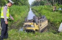 Kecelakaan di Kulonprogo, Truk Terguling Masuk Sungai