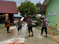 Pulihkan Kondisi, Polres Grobogan Bersama BPBD Bersihkan Sekolah dan Puskesmas Yang Terdampak Banjir