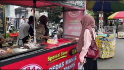 Pernik Ramadhan, Lapak Dadakan Cumi Bakar Jadi Primadona Pasar Takjil Ramadhan di Tuban