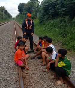 Ngabuburit di Rel Kereta? KAI Daop 2 Bandung Tegaskan Itu Berbahaya dan Melanggar Hukum