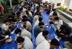 Ketika Ratusan Mahasiswa War Takjil Buka Puasa di Masjid Al Ikhlas Bulusan, Alasannya Bikin Terharu