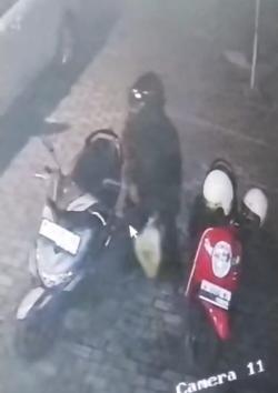 Terekam CCTV, Sembako Untuk Sahur Raib Digondol Seorang Pria