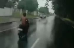 Viral di Cikarang! Pria Tanpa Busana Naik Motor di MM2100 bikin Heboh