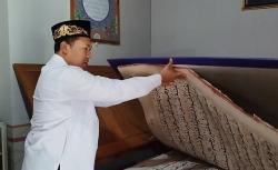 Subhanallah! Al-Qur’an Raksasa 1,8 Meter Ini Ditulis Tangan di Sepertiga Malam