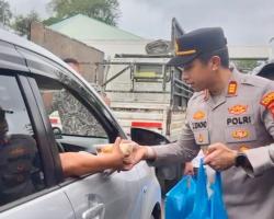 Polsek KKP dan Jurnalis Batam Bagi Takjil di Pelabuhan Roro Punggur