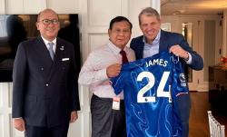 Momen Unik Presiden Prabowo Terima Jersey Chelsea dari Bos Todd Boehly