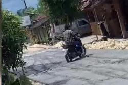 Viral! Pria di Blora Bolak-balik Lintasi Jalan Cor Basah, Dilaporkan Kontraktor ke Polisi