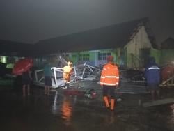 Angin Kencang Terjang Jombang, Musala MI Miftahul Ulum Roboh, dan Rumah Serta Balai Dusun Rusak