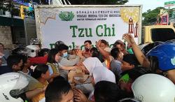 Pemuda Lintas Agama di Makassar Bagikan 600 Paket Takjil ke Ojol dan Warga