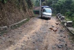 Jalan Kabupaten di Pamoyanan Rusak Parah, Warga Desak Pemkab Cianjur Segera Bertindak