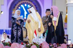 Hangatnya Ramadan di Masjid Al-Akbar, Ribuan Warga Sambut Titipan Kurma dari Raja Salman