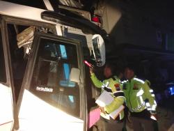 Bus Tabrak Truk di Tol Pemalang, 2 Orang Luka-Luka