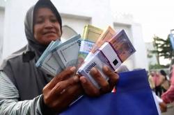 Antre Sejak Pagi, Warga Lebak Serbu Penukaran Uang BI di Rangkasbitung