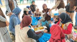 Aksi Nyata di Bulan Puasa! Mahasiswa USK–UGM Turun ke Desa, Bagikan Takjil dan Sembako untuk Warga