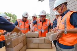 Bata Interlock Presisi Percepat Pembangunan Huntap di Padang