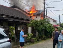 Korsleting Listrik, Rumah 2 Lantai di Bukit Cirendeu Tangsel Dilalap Api