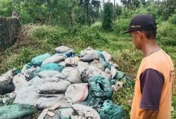 Puluhan Karung Limbah Diduga B3 Dibuang di Tepi JJLS Kulon Progo  