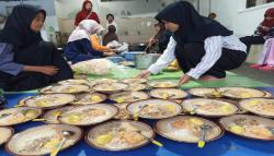 Tradisi Bubur Lodeh Ratusan Tahun Warnai Buka Puasa Jamaah Masjid Sabiilurrosyaad Bantul