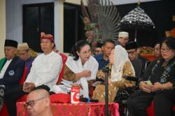 Bersama Sinta Nuriyah Abdurrahman Wahid, Wali Kota Agustina Gelar Sahur di Pura Giri Natha