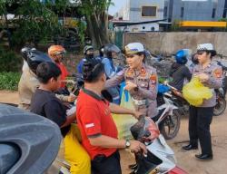 Satlantas Polresta Barelang Bagikan 150 Nasi Kotak Jelang Berbuka di Batu Ampar