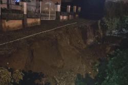 Longsor Akses Wisata Padusan Pacet Mojokerto, Badan Jalan Tergerus Dua Meter