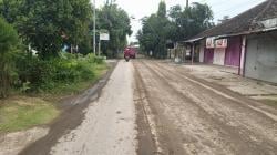 Warga Madiun Keluhkan Jalan Becek Akibat Dilewati Truk Muat Tanah Uruk Pembangunan Sekolah Rakyat