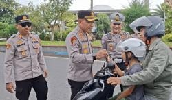 Bagi Coklat dan Al-Qur’an, Cara Polres Pangandaran Tertibkan Lalin Jelang Maghrib