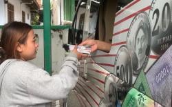 Ratusan Warga Ponorogo Rela Antri Untuk Tukar Uang Baru di Mobil Bank Indonesia