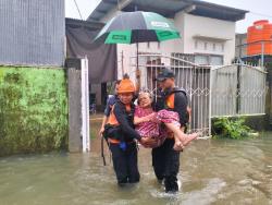 Banjir Kepung Permukiman Warga di Makassar, SAR Fokus Evakuasi Lansia dab Ibu Hamil