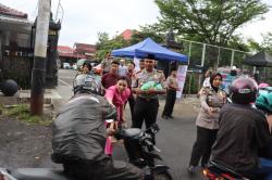 Dikira Ada Razia, Polres Kendal Justru Bagi 500 Takjil ke Pengguna Jalan