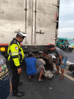 Trailer Muat Gula Melintang di Jembatan Layang Trosobo, Jalur Mojokerto–Surabaya Lumpuh Total