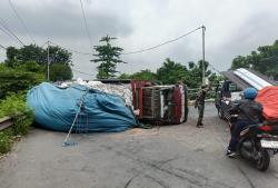 Truk Bermuatan Sekam Terguling di Overpass Masangan Wetan Sukodono Sidoarjo