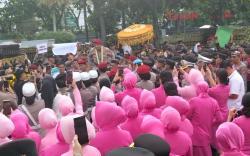 Haru, Anggota Lepas Kombes Pol Budi Sartono dan Istri Tinggalkan Polrestabes Bandung