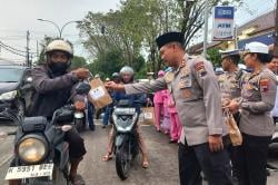 Ramadan, Polres Grobogan Bersama Wartawan dan Mahasiswa Bagikan 300 Takjil Sambil Edukasi Lalin