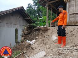 Hujan Deras Picu Longsor di Sekar Bojonegoro, Tiga Rumah Warga Rusak