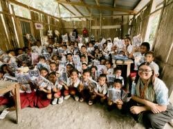 Menolak Menyerah pada Keterbatasan, Geng Waras Bagikan Alat Tulis untuk Siswa di Pelosok TTS