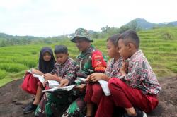 Aksi Humanis Serma Suparlan Bangkitkan Nasionalisme dan Motivasi Belajar Anak SD di Persawahan