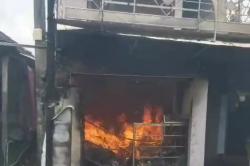 Tuang Bensin, Ruko 2 Lantai di Jombang Hangus Terbakar