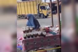 Viral! Pedagang Takjil di Gunung Tua Campakkan Jualan ke Jalan Usai Digusur Petugas