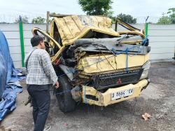 Truk Pengangkut Keramik Hantam Median di Tol Cipularang KM 91, Sopir Tewas di Tempat