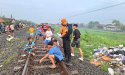 Nongkrong di Jalur Kereta Api Bukan Tradisi Ngabuburit, Awas Nyawa Bisa Melayang!