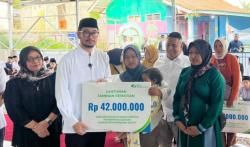 Hadir di Tengah Warga Korban Longsor, Bupati Jeje Ritchie Serahkan Santunan Rp420 Juta