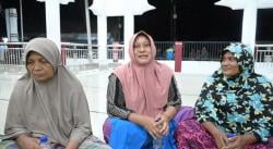 Dandim 0102/Pidie dan Ketua Persit Sahur Bersama Warga Terdampak Banjir di Meurah Dua