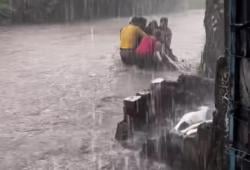 Viral Banjir Terjang Kawasan Industri Candi Semarang, Motor Hanyut Terseret Arus