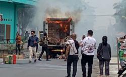 Mobil Boks Pengangkut Ritel Terbakar di Depan Pasar Wisata Pangandaran