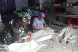 Senyum Semringah Ibu Sinem Dibantu Prajurit TNI Merajut Anyaman Complong