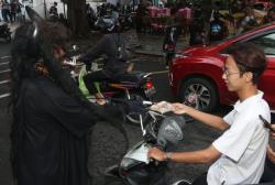 Hantu Genderuwo dan Kuntilanak di Semarang ini Bagi-Bagi Takjil