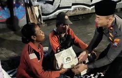 Sedekah Subuh, Cara Kapolsek Bubutan Dekatkan Diri dengan Warga