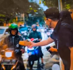 Menjemput Waktu Berbuka dengan Sepaket Takjil dan Senyuman